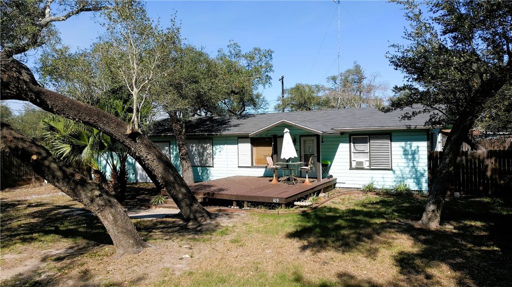 109 Palm St, Rockport, TX 78382