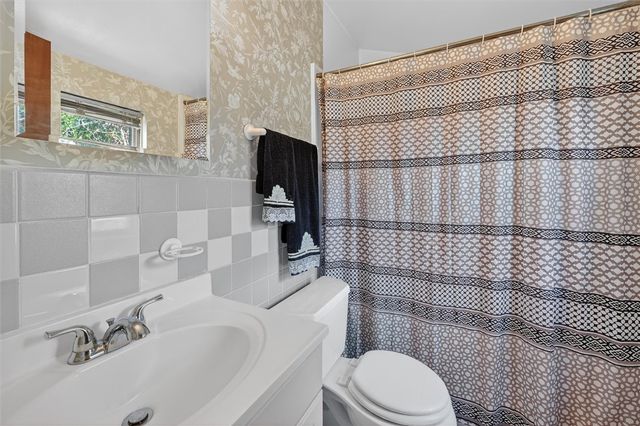 2036 Sampson St, Wilkinsburg, PA 15221