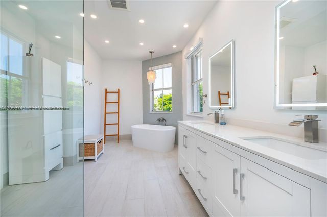 8425 SW 138th St, Palmetto Bay, FL 33158