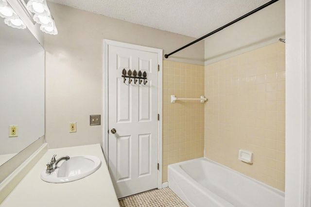 4213 Oakmede Lane 120D, White Bear Lake, MN 55110
