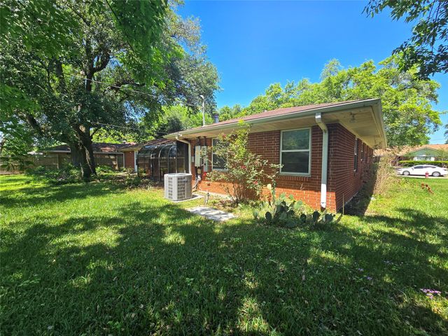 801 Rosewood Drive, Baytown, TX 77520