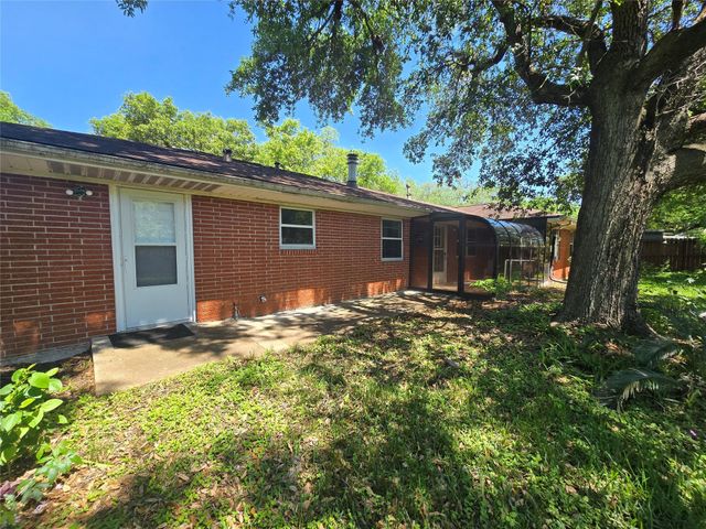 801 Rosewood Drive, Baytown, TX 77520