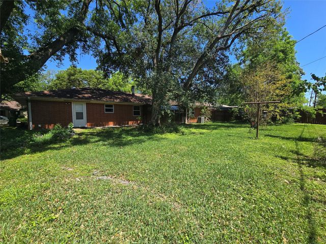 801 Rosewood Drive, Baytown, TX 77520