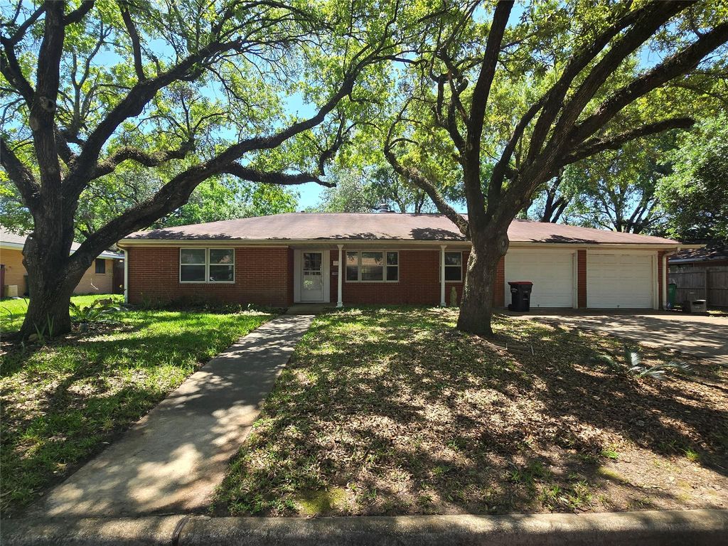 801 Rosewood Drive, Baytown, TX 77520