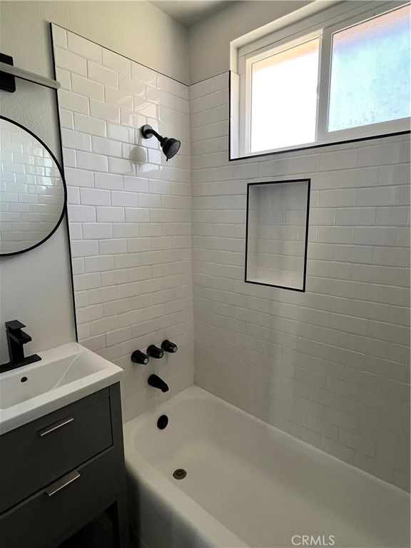 Image 12 of property listing at 703 W Anaheim, Wilmington, CA 90744