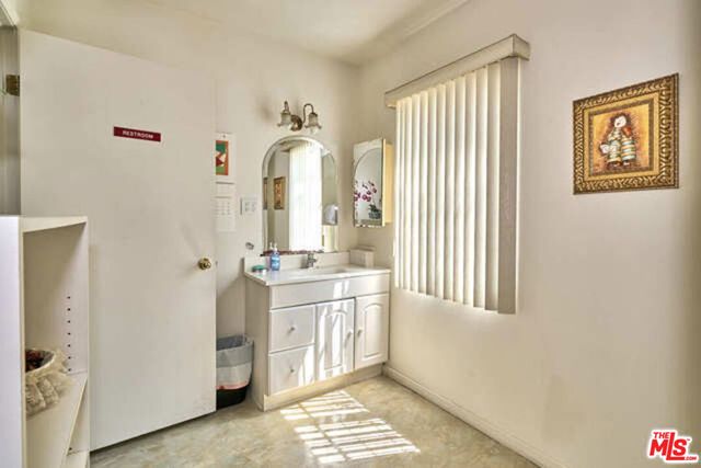 220 N Oxford Avenue, Los Angeles, CA 90004