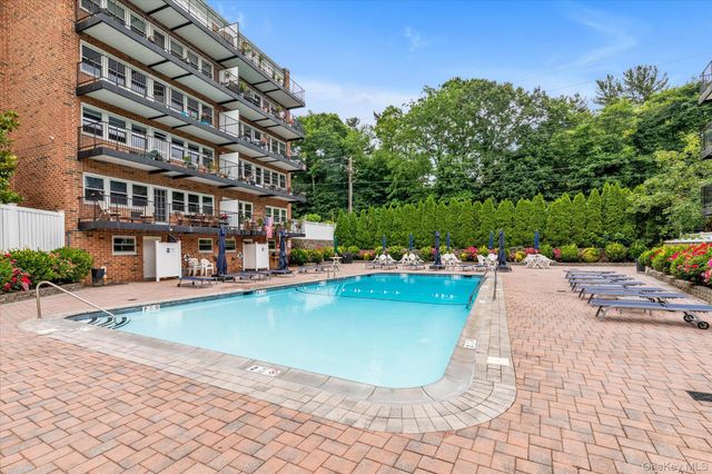 32 Pearsall Avenue 3F, Glen Cove, NY 11542