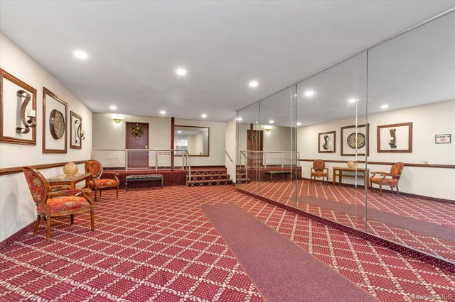 32 Pearsall Avenue 3F, Glen Cove, NY 11542