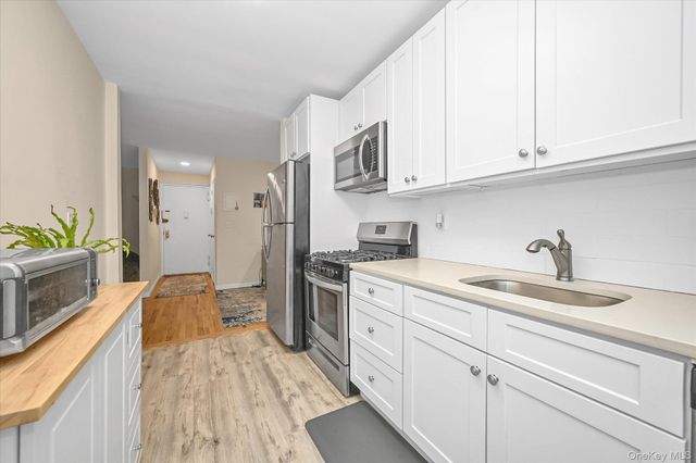 32 Pearsall Avenue 3F, Glen Cove, NY 11542