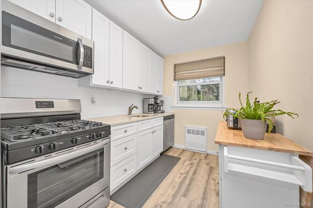 32 Pearsall Avenue 3F, Glen Cove, NY 11542