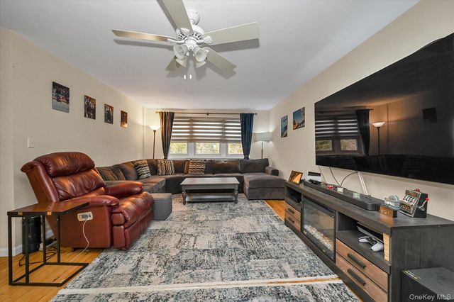 32 Pearsall Avenue 3F, Glen Cove, NY 11542