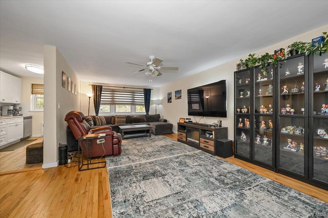 32 Pearsall Avenue 3F, Glen Cove, NY 11542