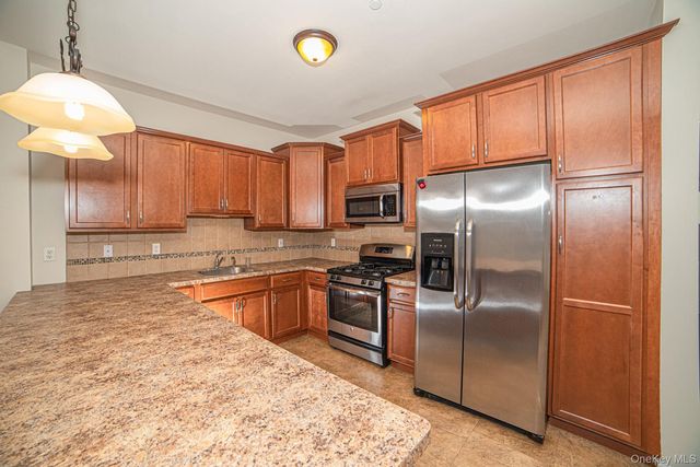 975 Main Street 13, Farmingdale, NY 11735