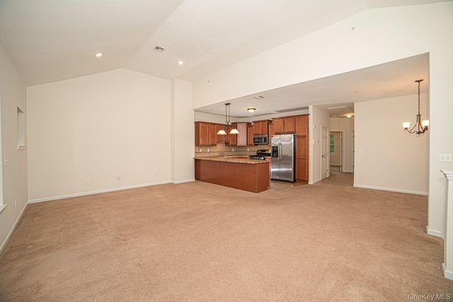 975 Main Street 13, Farmingdale, NY 11735