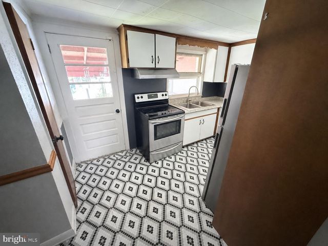 5 N MORRIS ST, Saint Clair, PA 17970
