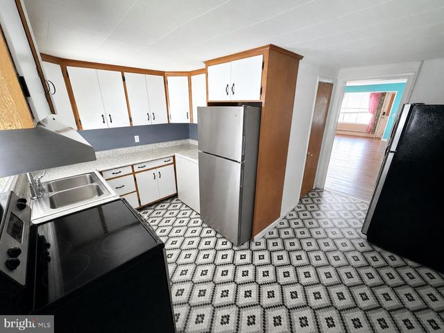 5 N MORRIS ST, Saint Clair, PA 17970