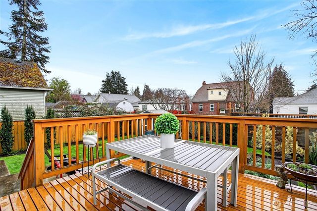 3235 38th Avenue SW, Seattle, WA 98126