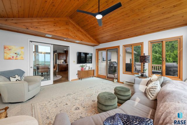 809 W 3rd St Street, Dell Rapids, SD 57022