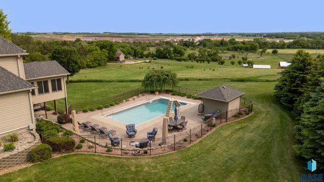 809 W 3rd St Street, Dell Rapids, SD 57022