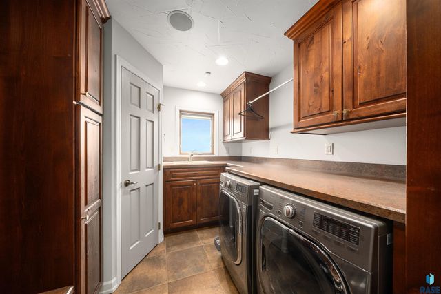 809 W 3rd St Street, Dell Rapids, SD 57022