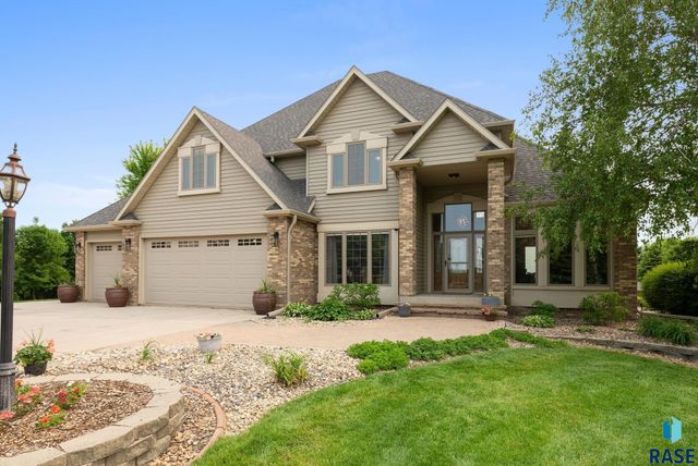 809 W 3rd St Street, Dell Rapids, SD 57022