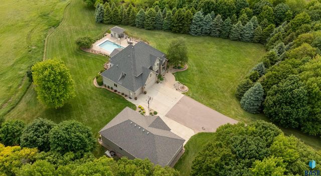 809 W 3rd St Street, Dell Rapids, SD 57022