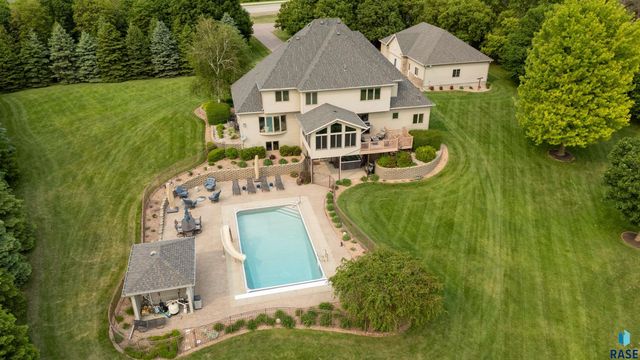 809 W 3rd St Street, Dell Rapids, SD 57022