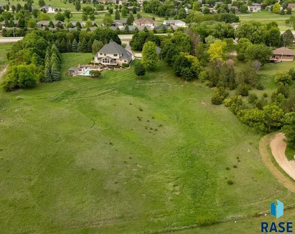 809 W 3rd St Street, Dell Rapids, SD 57022