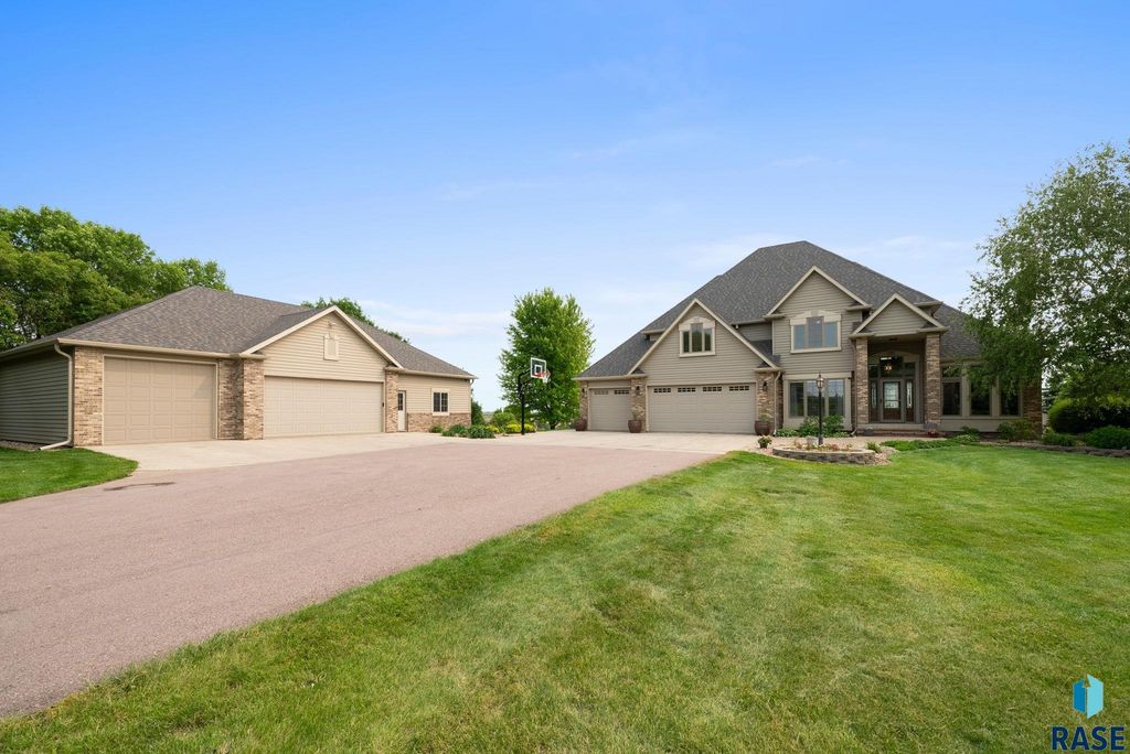 809 W 3rd St Street, Dell Rapids, SD 57022
