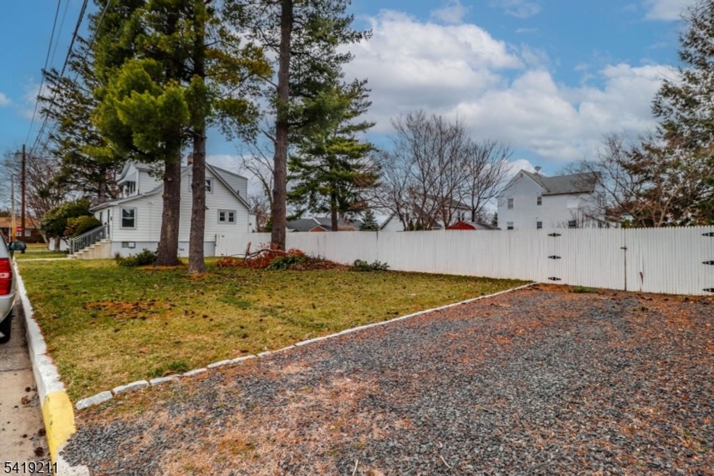 Image 12 of property listing at 15 N River View Ave, Edison Twp., NJ 08817