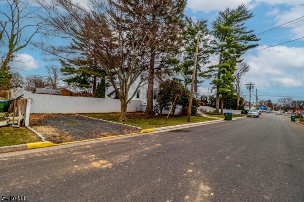 Image 13 of property listing at 15 N River View Ave, Edison Twp., NJ 08817