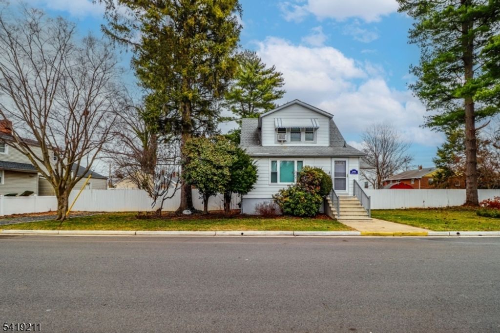Image 3 of property listing at 15 N River View Ave, Edison Twp., NJ 08817