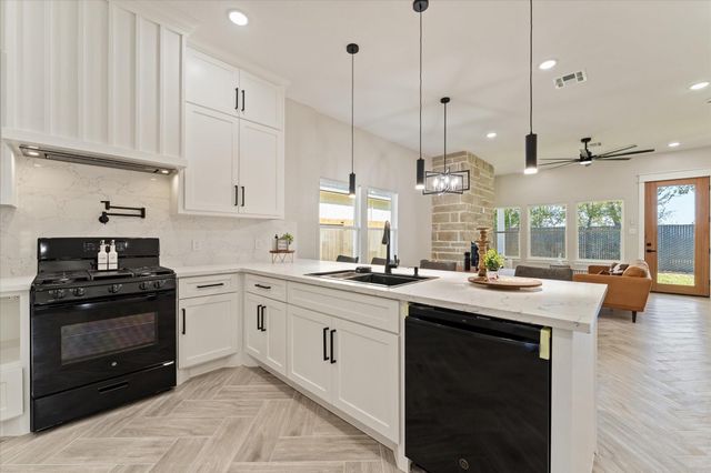 913 Santa Anna Lane, La Porte, TX 77571