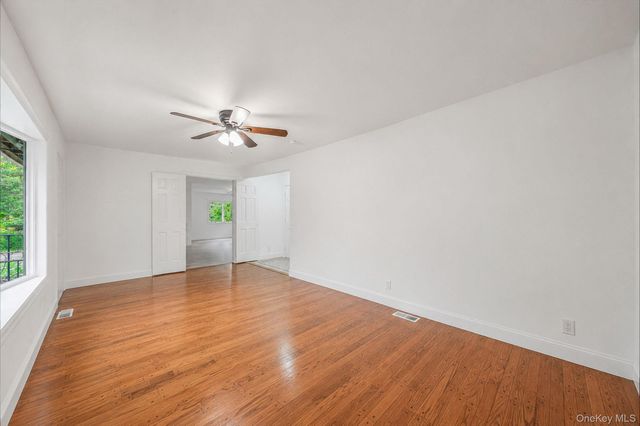 8 Swezey Lane, Middle Island, NY 11953