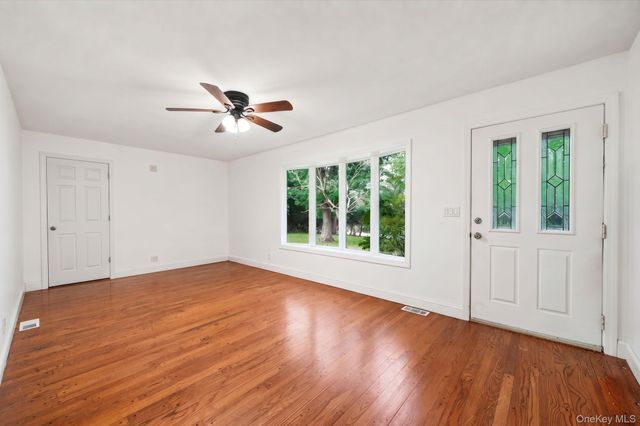 8 Swezey Lane, Middle Island, NY 11953