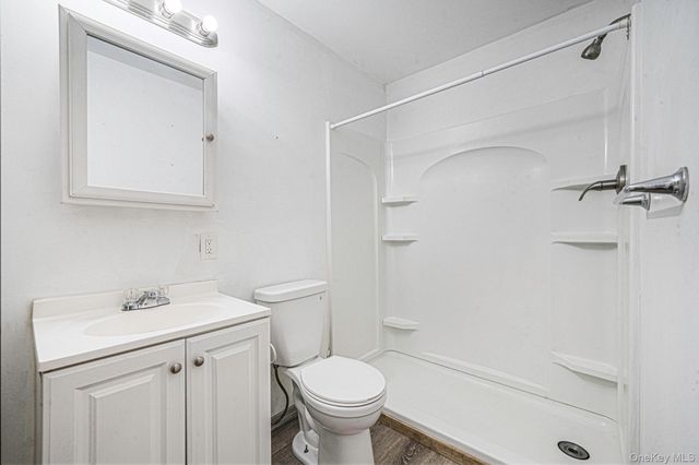 8 Swezey Lane, Middle Island, NY 11953