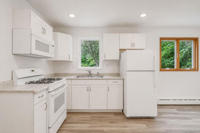 8 Swezey Lane, Middle Island, NY 11953