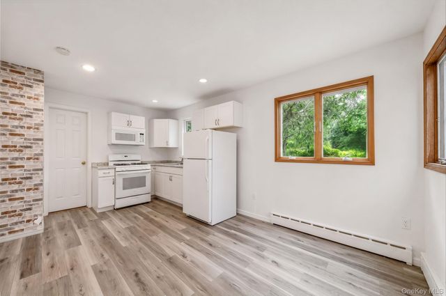 8 Swezey Lane, Middle Island, NY 11953