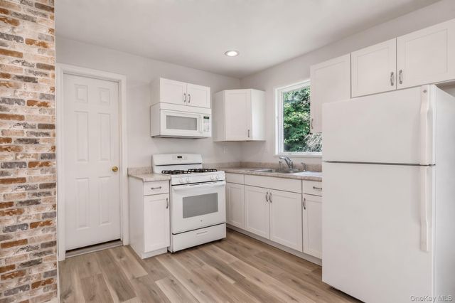 8 Swezey Lane, Middle Island, NY 11953