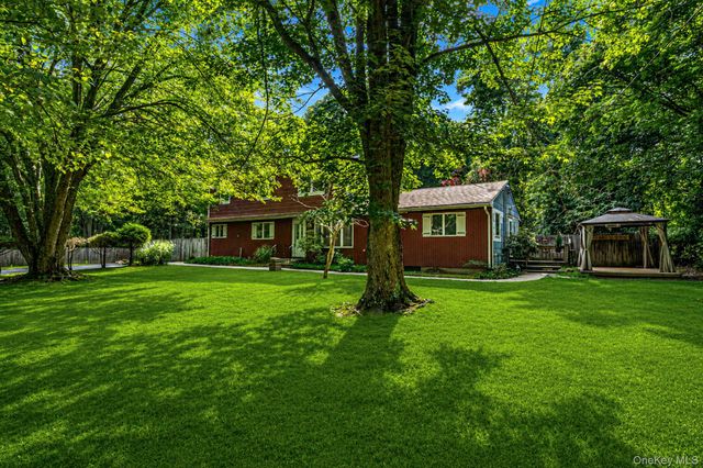8 Swezey Lane, Middle Island, NY 11953