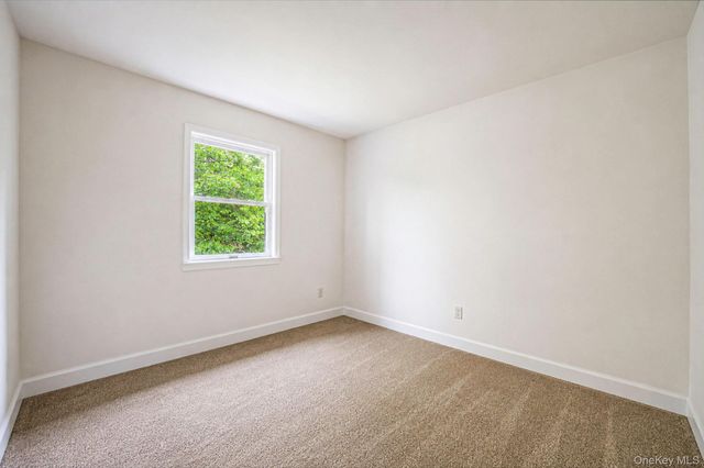 8 Swezey Lane, Middle Island, NY 11953