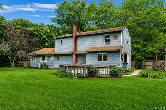 8 Swezey Lane, Middle Island, NY 11953
