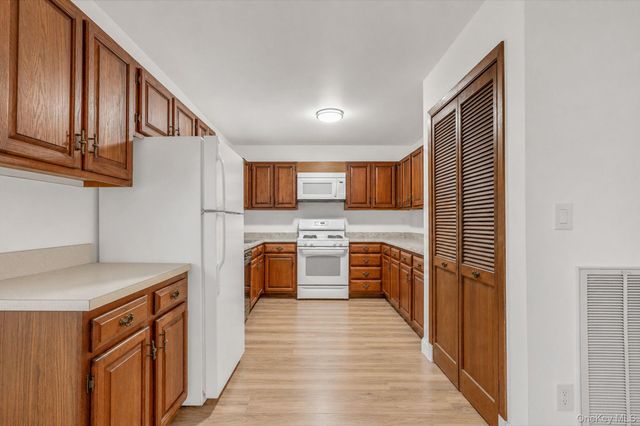 8 Swezey Lane, Middle Island, NY 11953