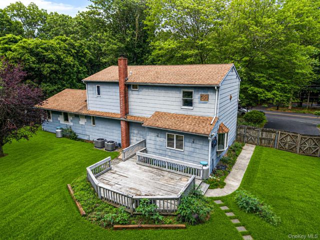 8 Swezey Lane, Middle Island, NY 11953