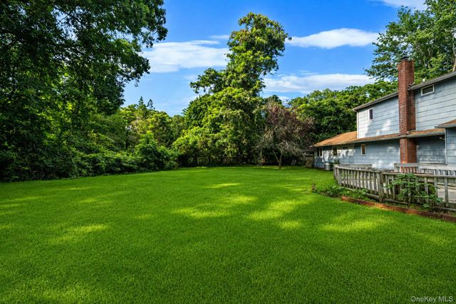 8 Swezey Lane, Middle Island, NY 11953