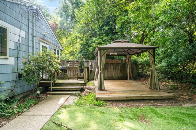 8 Swezey Lane, Middle Island, NY 11953