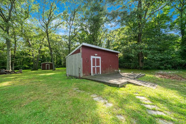8 Swezey Lane, Middle Island, NY 11953