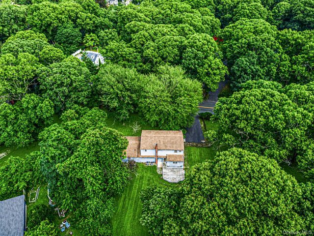 8 Swezey Lane, Middle Island, NY 11953