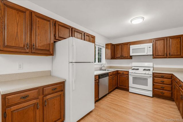 8 Swezey Lane, Middle Island, NY 11953
