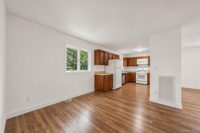 8 Swezey Lane, Middle Island, NY 11953